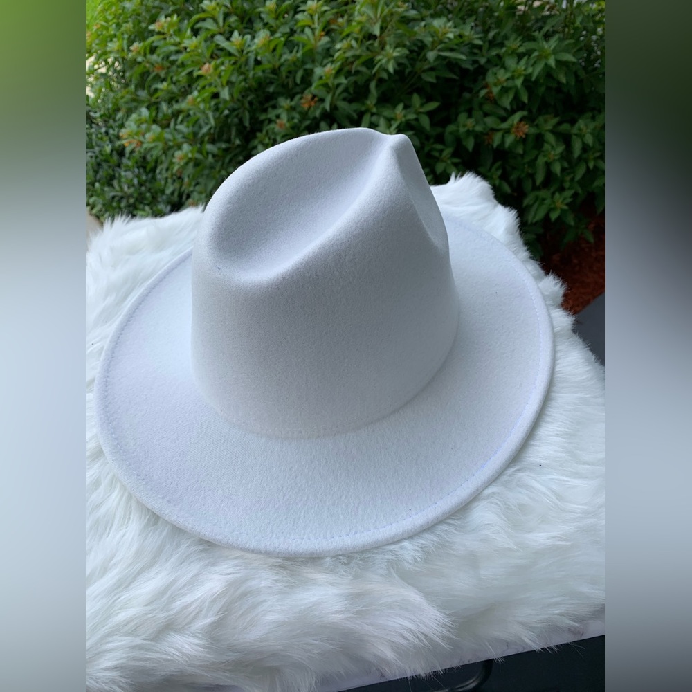 Wide brim fashionable hat.